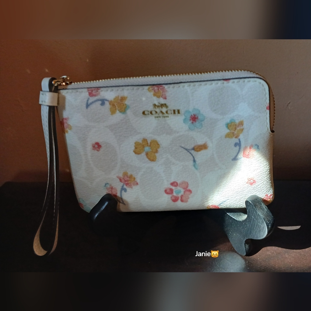 Coach Floral Signature Canvas corner zip Wristlet - Picture 2 of 8